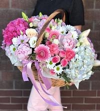 Цветочная композиция из Розы, Хризантемы, Пионы и Лизиантусы в корзине в Никулино