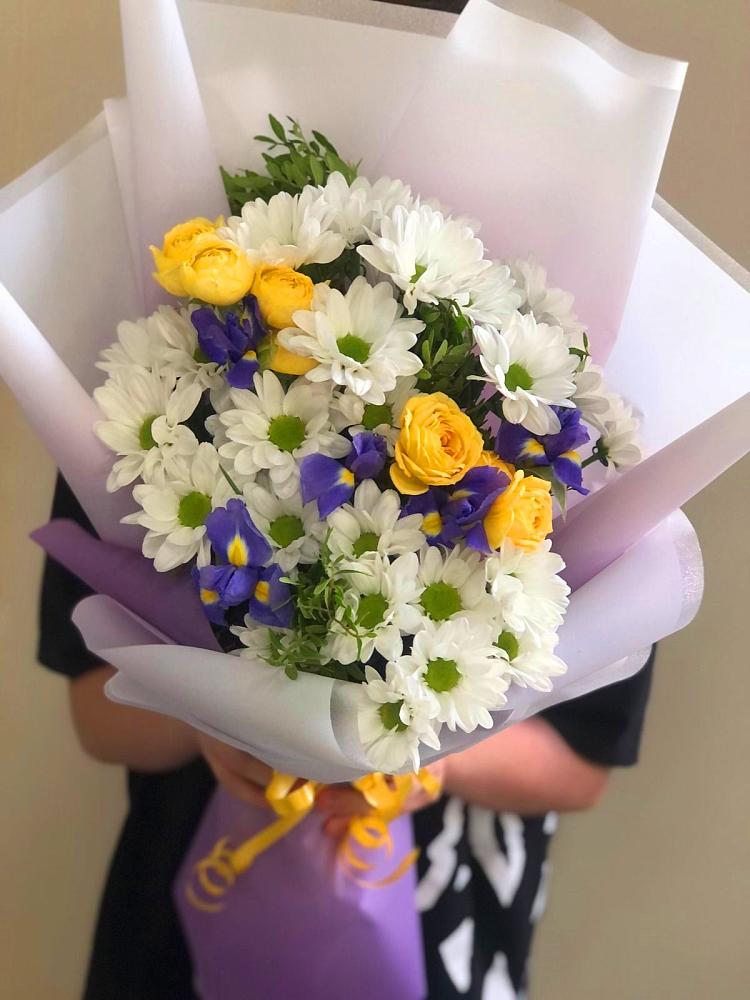Букет цветов из: Ирисы, Хризантемы и Розы в Никулино