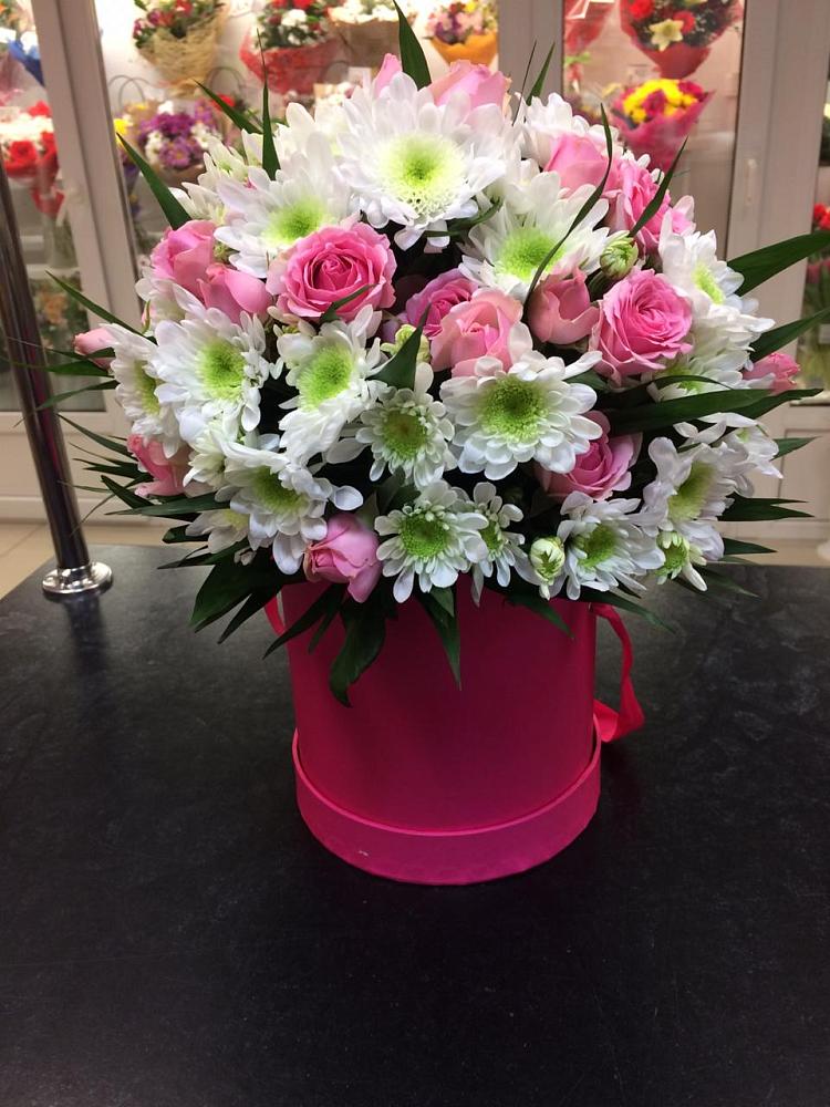 Цветочная композиция из Розы и Хризантемы в шляпной коробке в Никулино