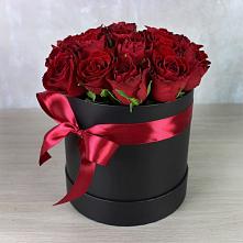 Цветочная композиция из Розы в шляпной коробке в Никулино